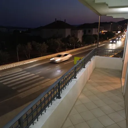 Novi Skrape U Samom Centru S Parkingom