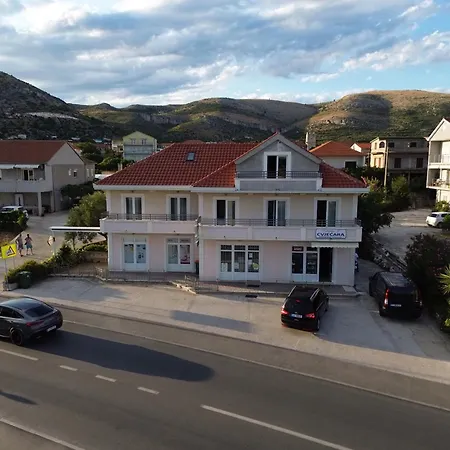 Novi Skrape U Samom Centru S Parkingom *