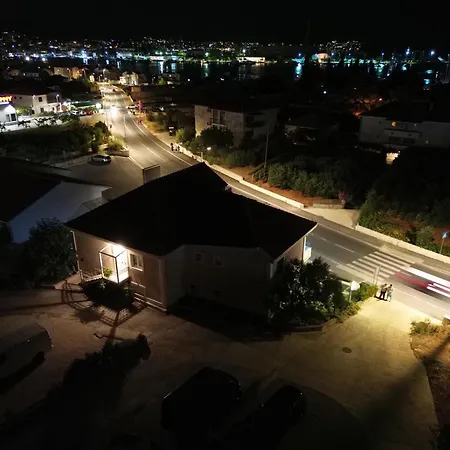 Novi Skrape U Samom Centru S Parkingom شقة