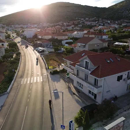 Novi Skrape U Samom Centru S Parkingom شقة تروغير